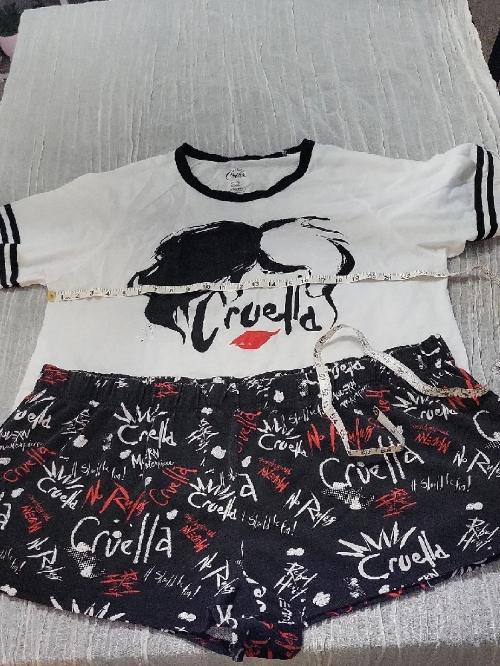 Disney 3x Cruella White and Black Crewneck T-Shirt And Shorts Pajamad - Picture 4 of 15